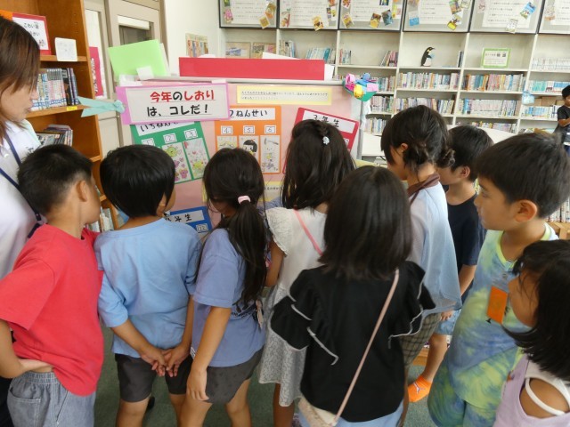 ④選ばれた１８点の栞に興味津々！